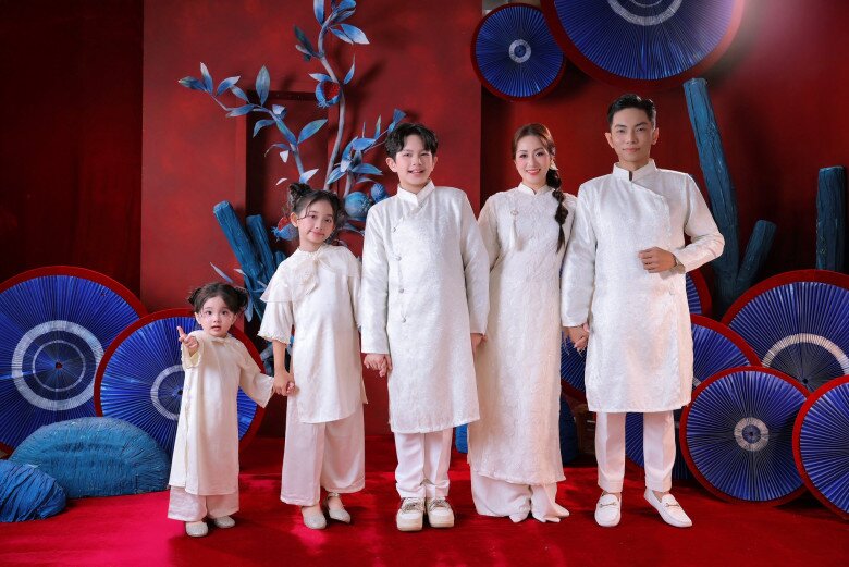 Gia đình hạnh phúc của Khánh Thi và Phan Hiển.