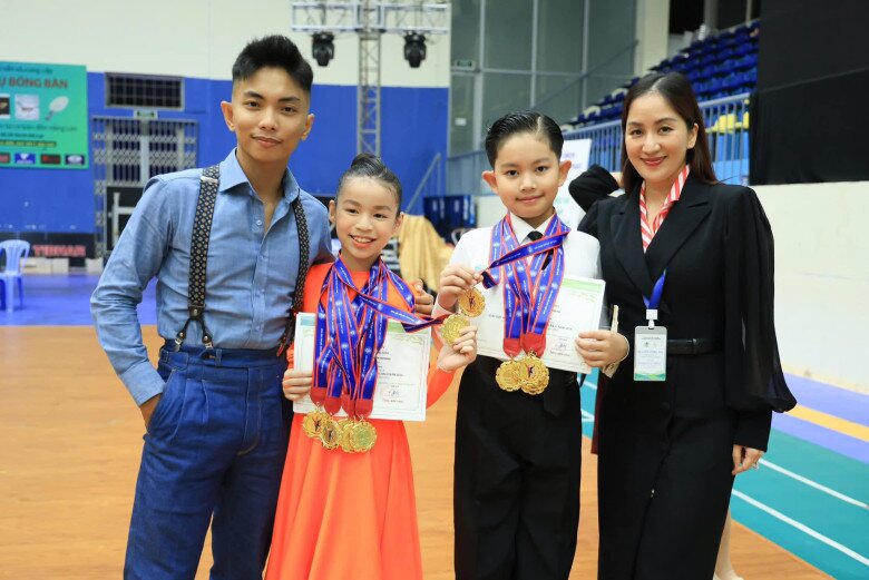 Phan Hiển và Khánh Thi dạy con trai tính kỷ luật, kiên trì và quyết tâm khi theo đuổi bộ môn dancesport.