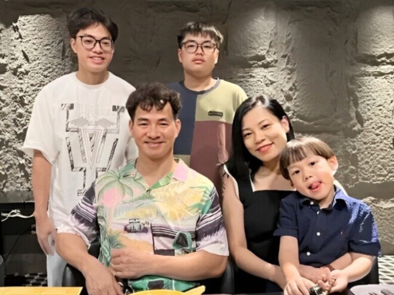 Gia đình hạnh phúc, viên mãn của NSND Xuân Bắc và bà xã Hồng Nhung.