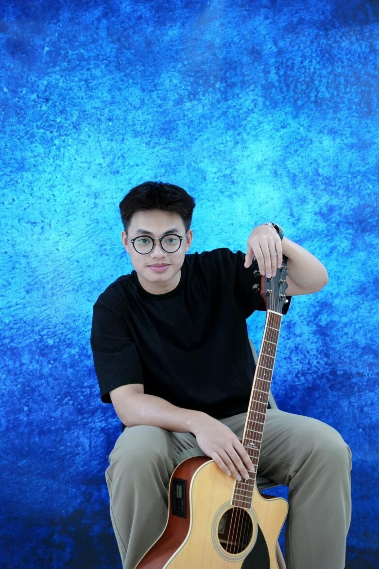 Khánh Minh thừa hưởng năng khiếu nghệ thuật từ bố.