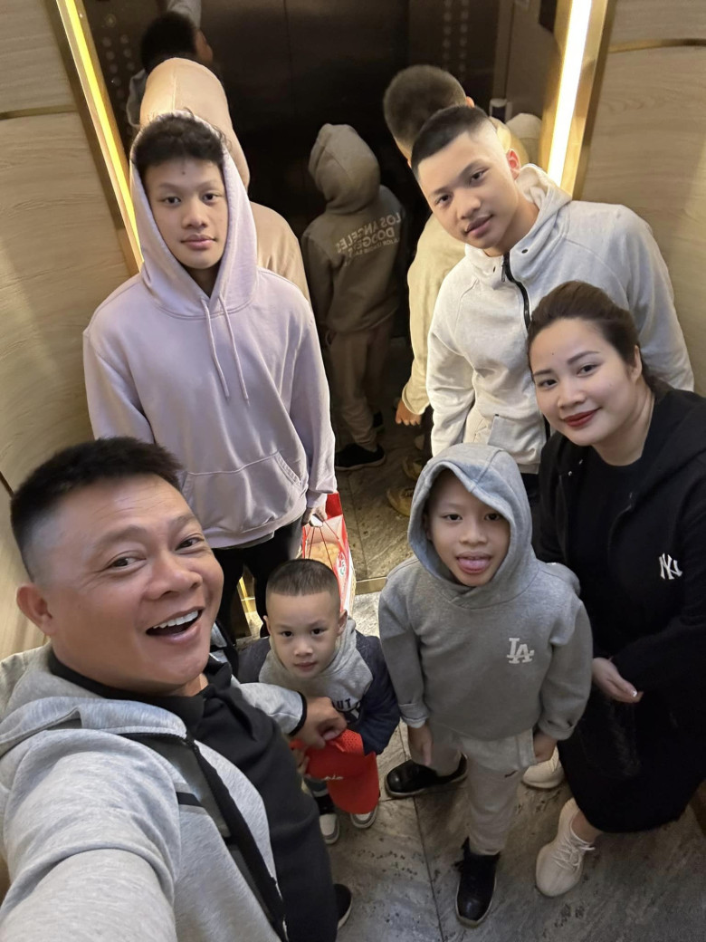 Vợ chồng BTV Quang Minh có với nhau 4 người con trai.