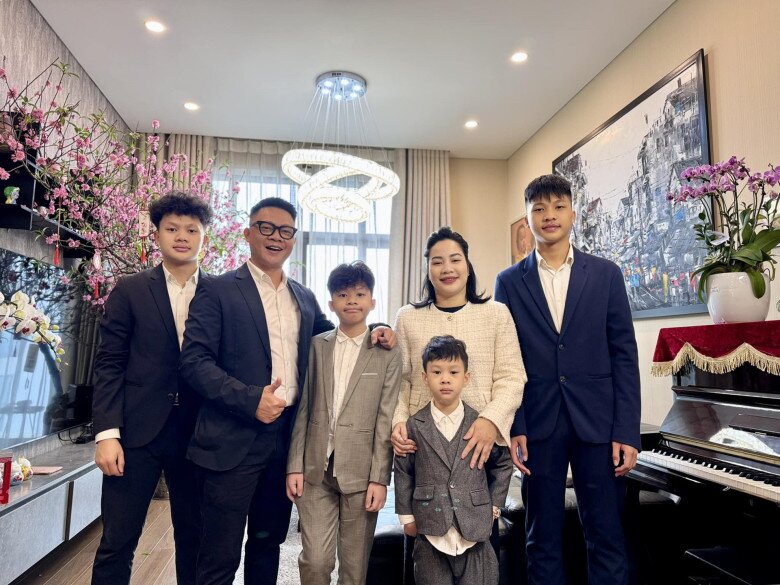 Gia đình hạnh phúc của BTV Quang Minh và vợ làm ngoài ngành.