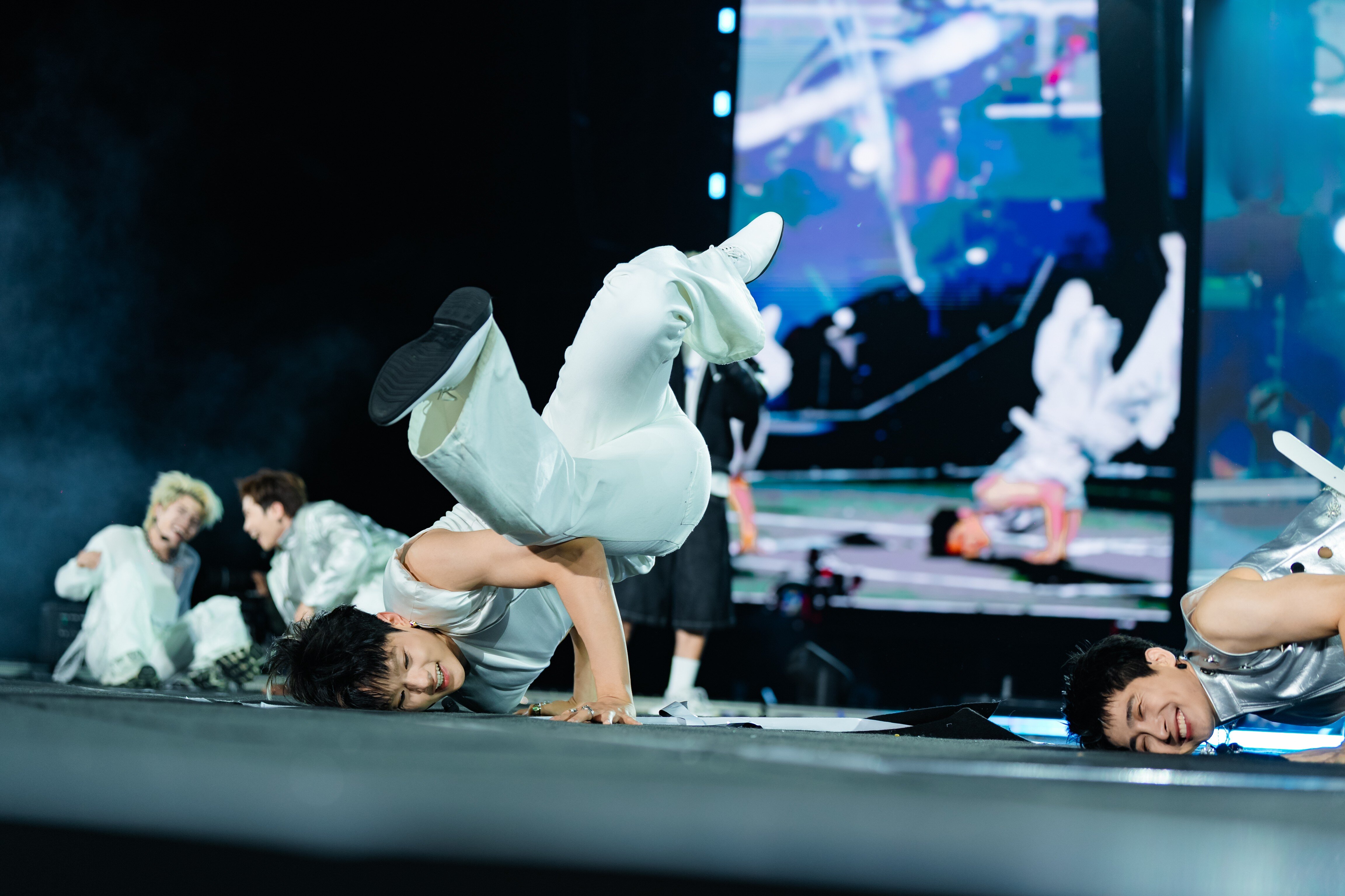 Concert amp;#34;Anh trai say hiamp;#34; tại Hà Nội: MC Trấn Thành và Vũ Cát Tường vắng mặt, loạt tiết mục lần đầu được trình diễn - 7