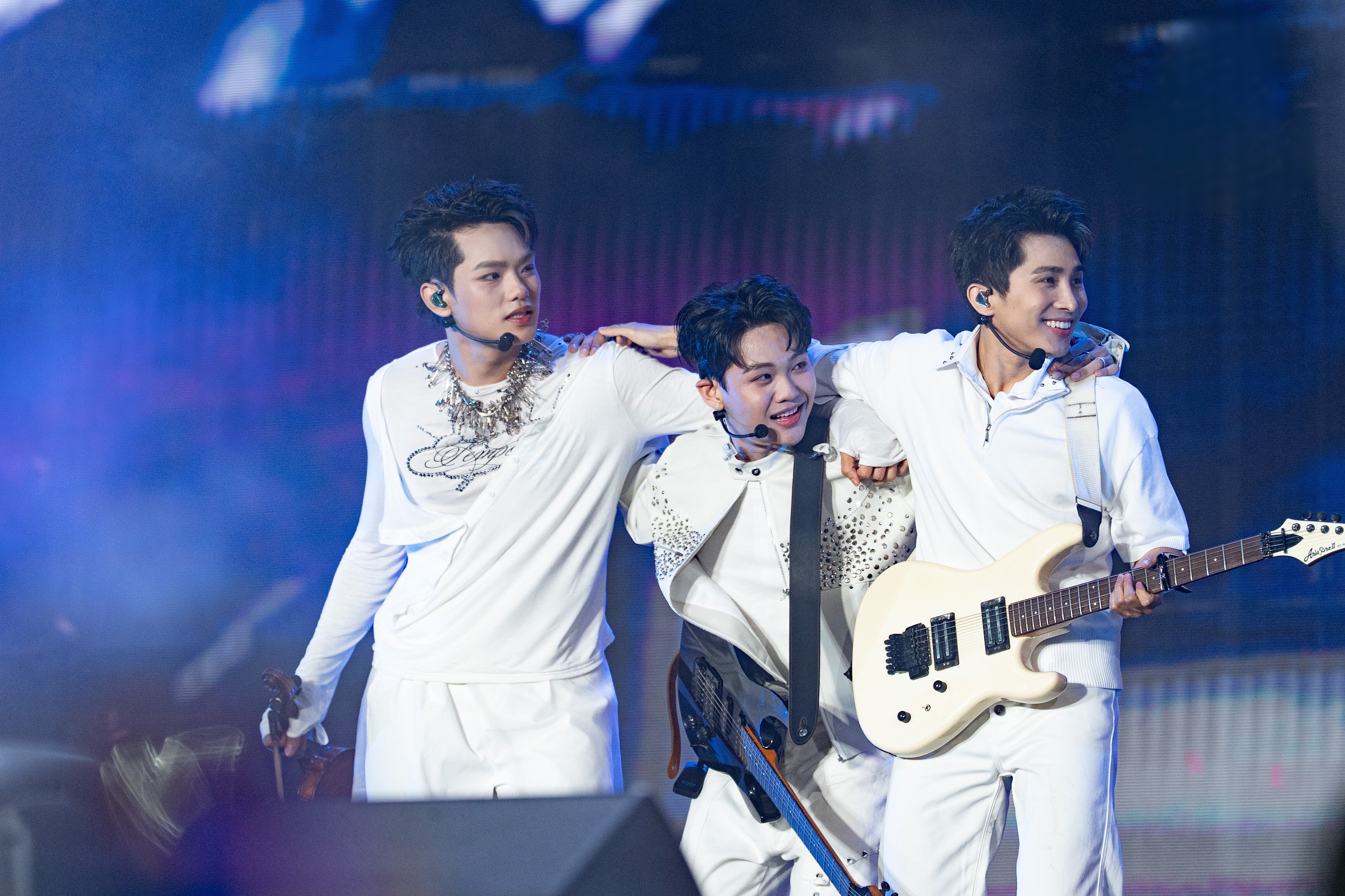 Concert amp;#34;Anh trai say hiamp;#34; tại Hà Nội: MC Trấn Thành và Vũ Cát Tường vắng mặt, loạt tiết mục lần đầu được trình diễn - 8