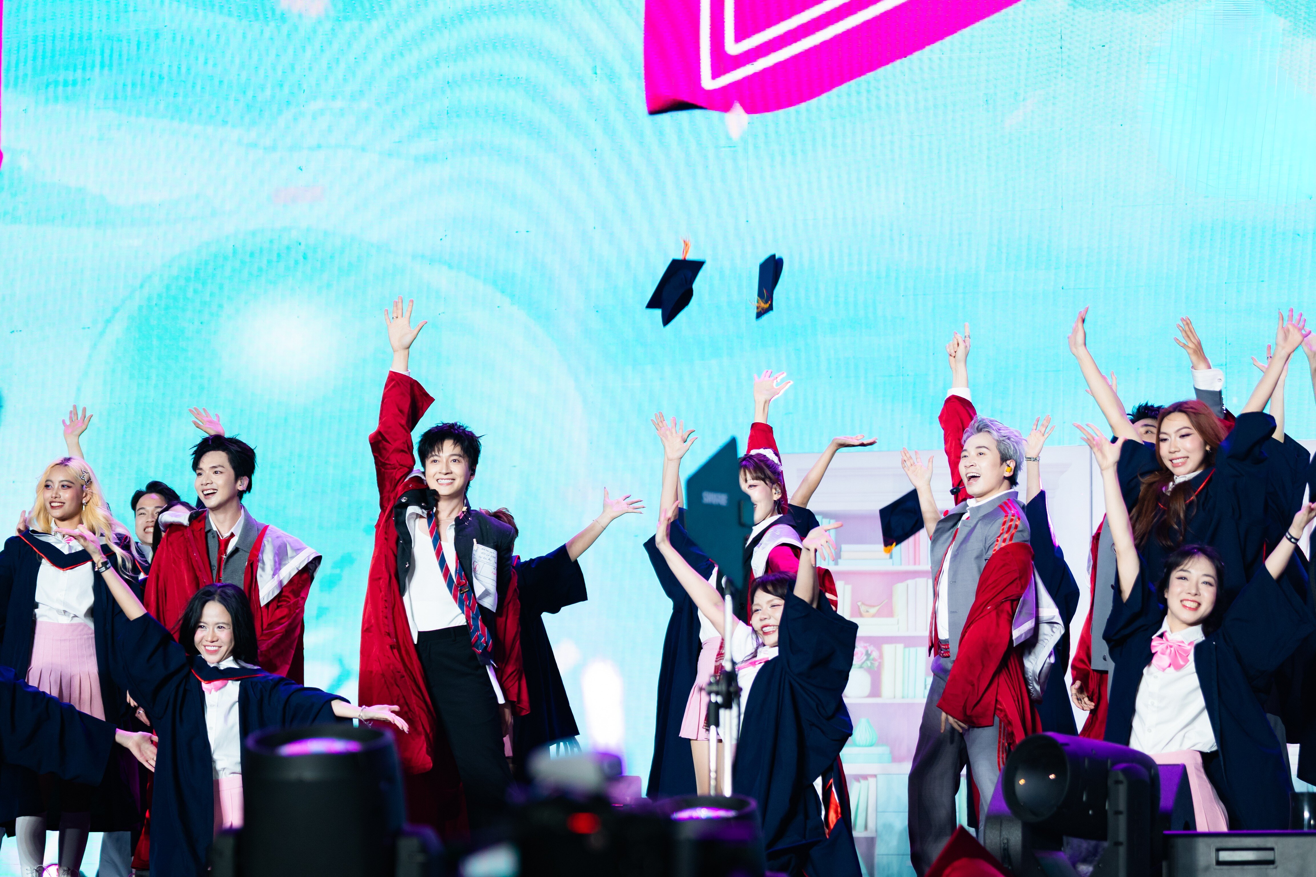 Concert amp;#34;Anh trai say hiamp;#34; tại Hà Nội: MC Trấn Thành và Vũ Cát Tường vắng mặt, loạt tiết mục lần đầu được trình diễn - 5