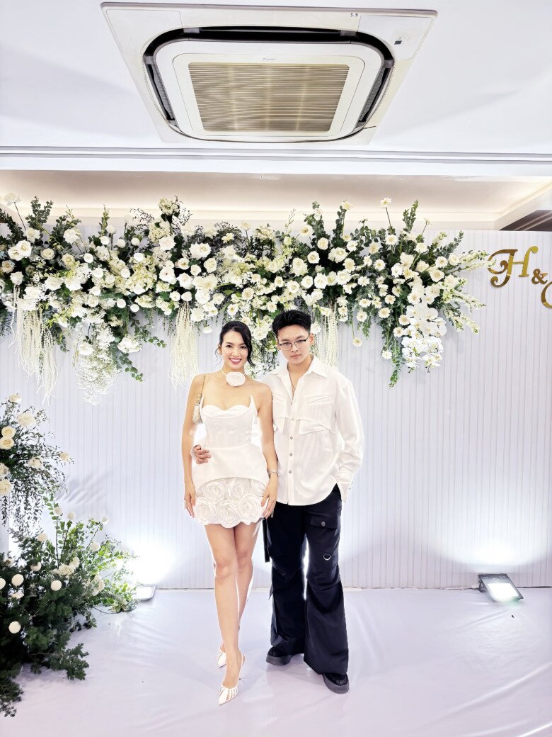 Quý tử điển trai, cao hơn 1m8 của nữ diễn viên.