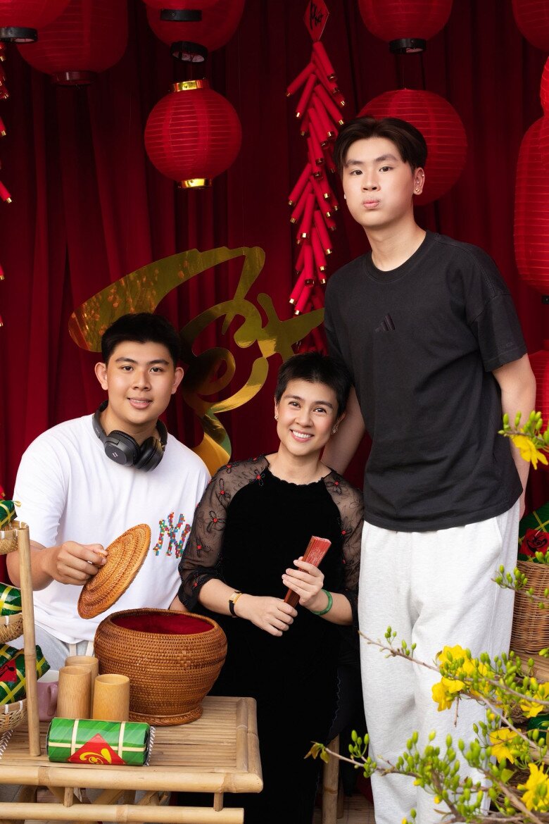 Đô La và Ơ Rô được học tập tại trường quốc tế.