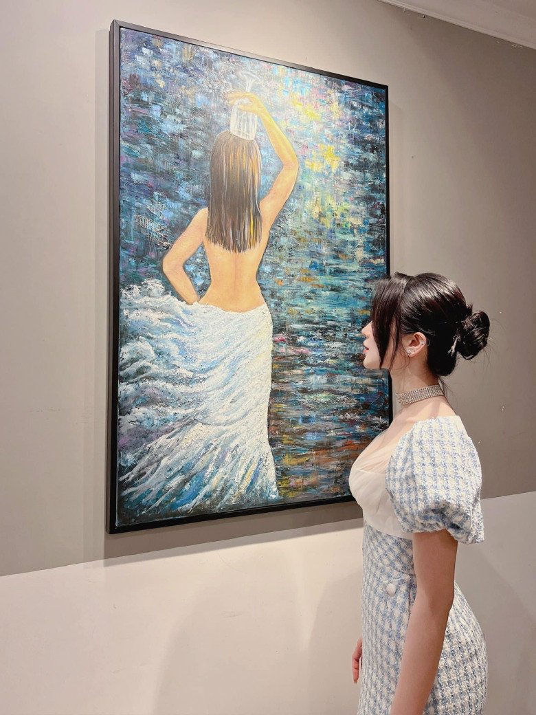 Nữ ca sĩ từng mang bức tranh do chính mình vẽ đi bán đấu giá.