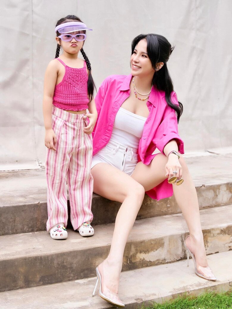 Bé Boorin được mẹ chăm chút ngoại hình, rất điệu đà và xinh xắn.