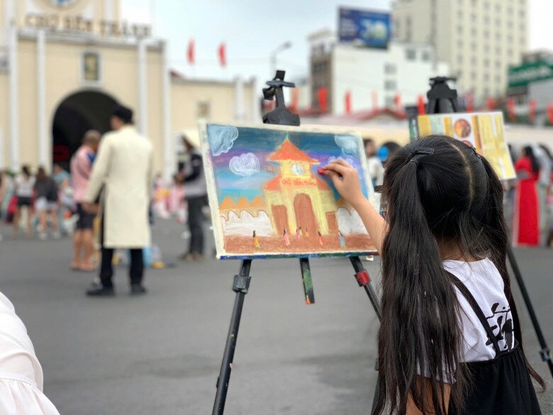 Bé Boorin được khán giả khen có tiềm năng làm họa sĩ.