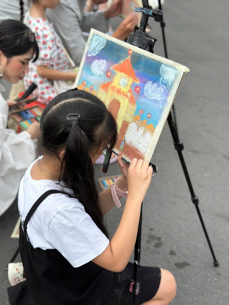 Ái nữ của Diệp Lâm Anh chăm chú, tỉ mỉ từng chi tiết khi vẽ tranh.