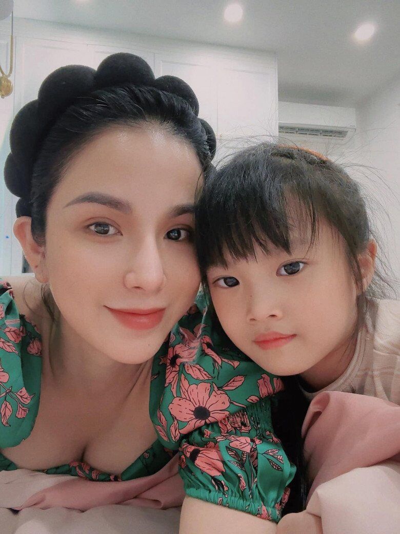 Ái nữ của Diệp Lâm Anh thừa hưởng nhiều nét đẹp từ mẹ như mắt, làn da trắng.