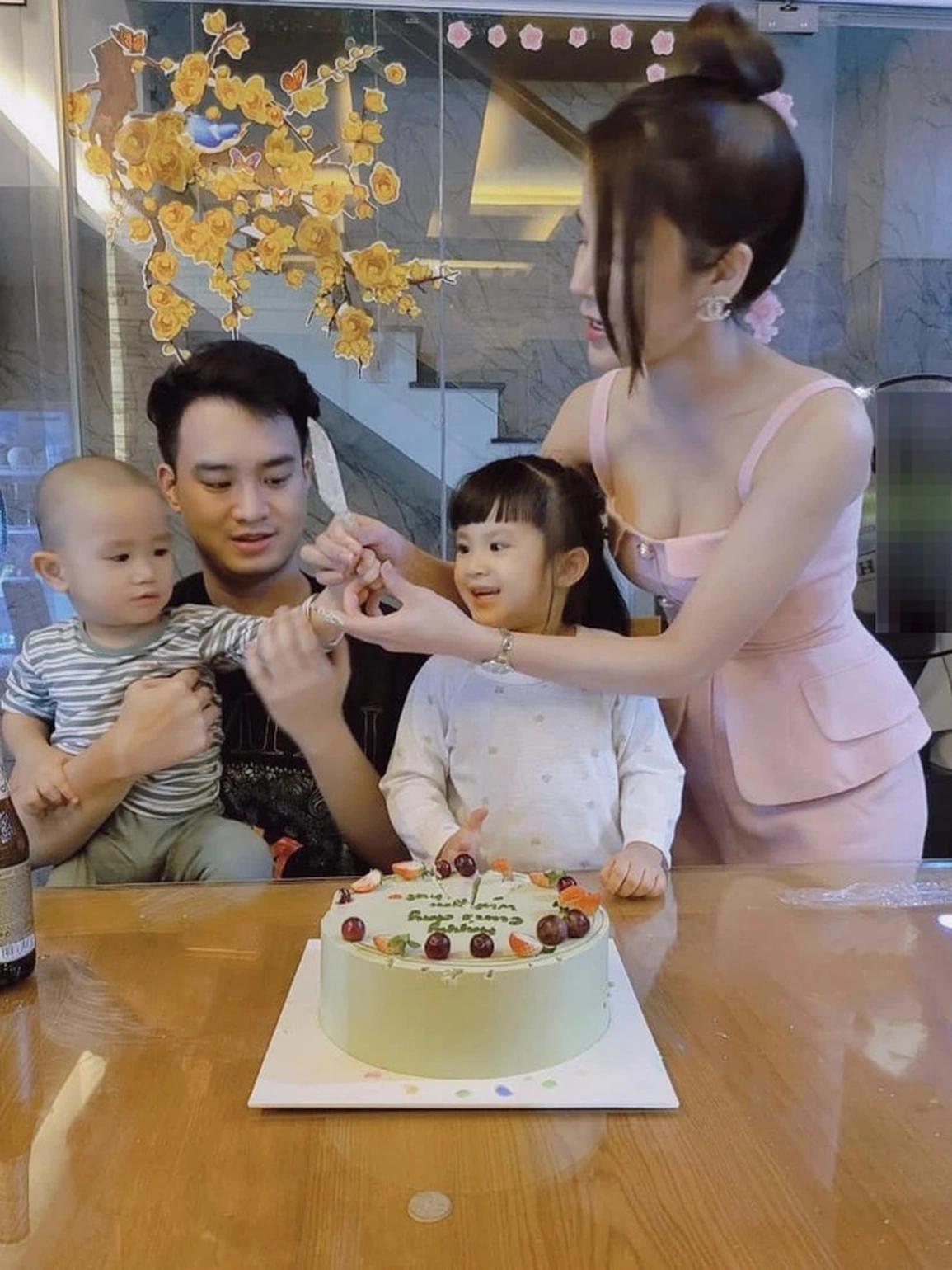 Vụ ly hôn ồn ào của cả 2 thu hút nhiều sự quan tâm từ công chúng.