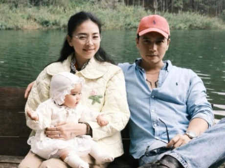 Ngô Thanh Vân - Huy Trần đưa con gái 6 tháng tuổi đi Đà Lạt