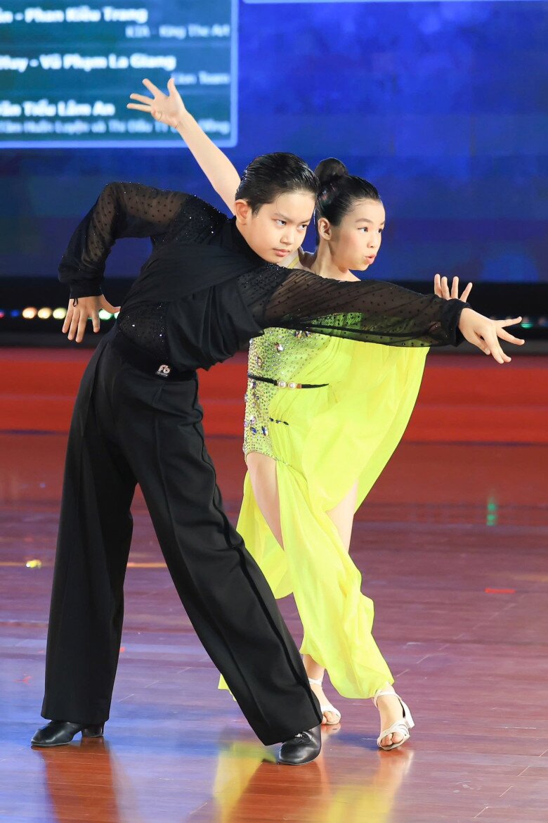 Con trai đầu lòng của Khánh Thi và Phan Hiển được khán giả gọi là “kiện tướng dancesport nhí”.