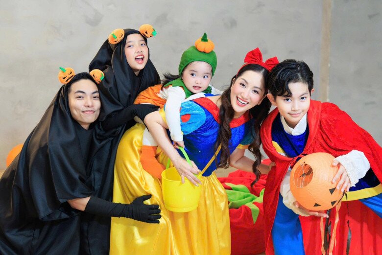 Cặp đôi thường cùng các con chụp những bộ ảnh gia đình, khiến khán giả ngưỡng mộ.