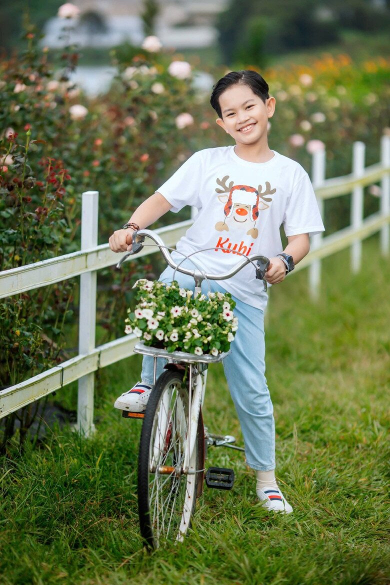 Vợ chồng Khánh Thi và Phan Hiển không ép buộc con theo nghề mà để bé tự do phát triển.