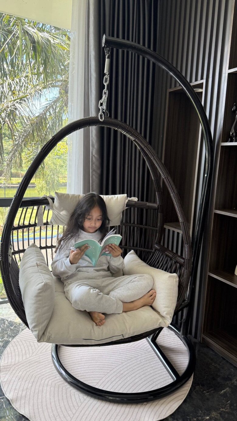 Con gái Anna của Khánh Thi và Phan Hiển chăm chú đọc sách trong kỳ nghỉ.