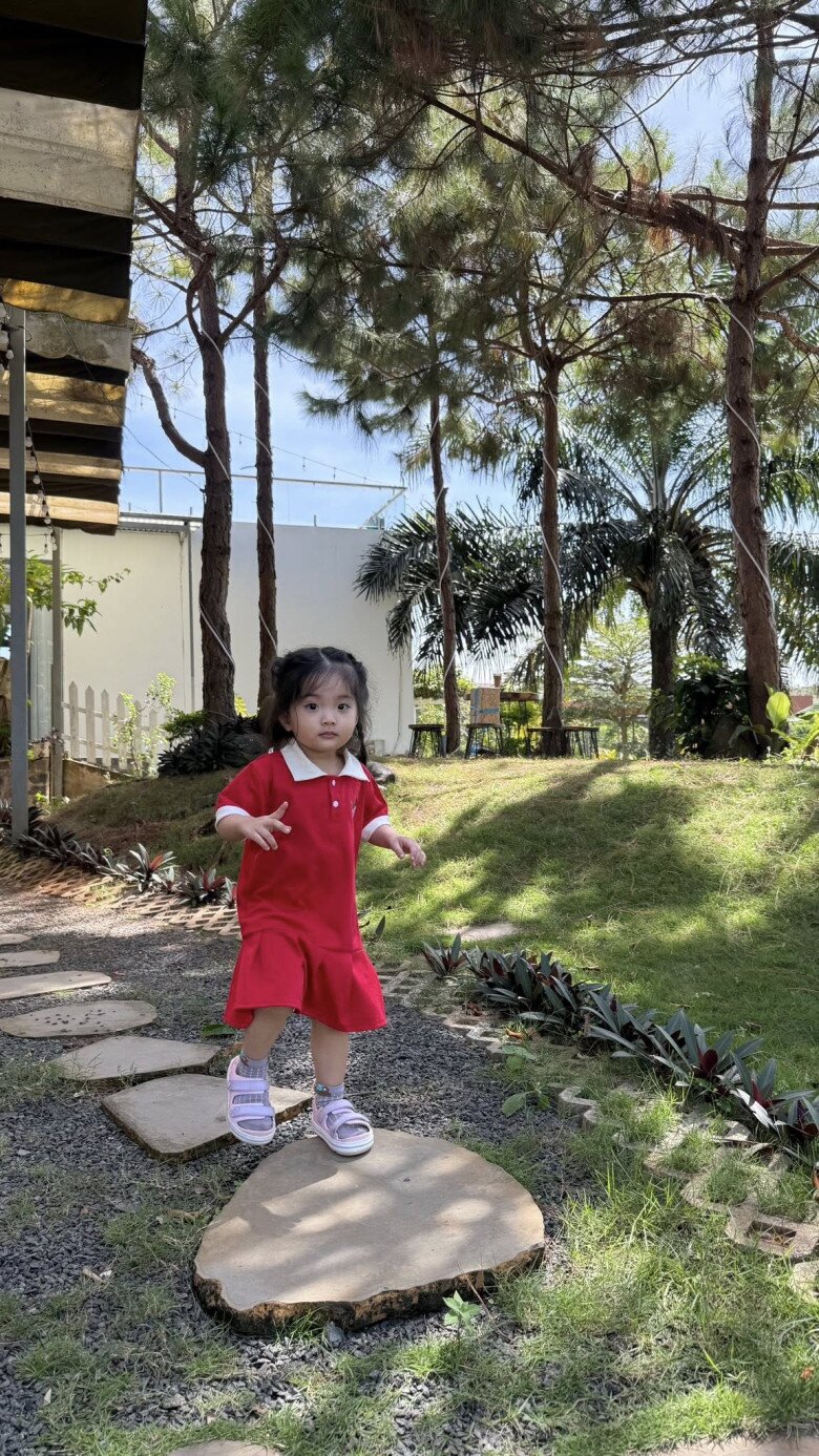 Bé Lisa thích thú đi dạo xung quanh khu nghỉ dưỡng.