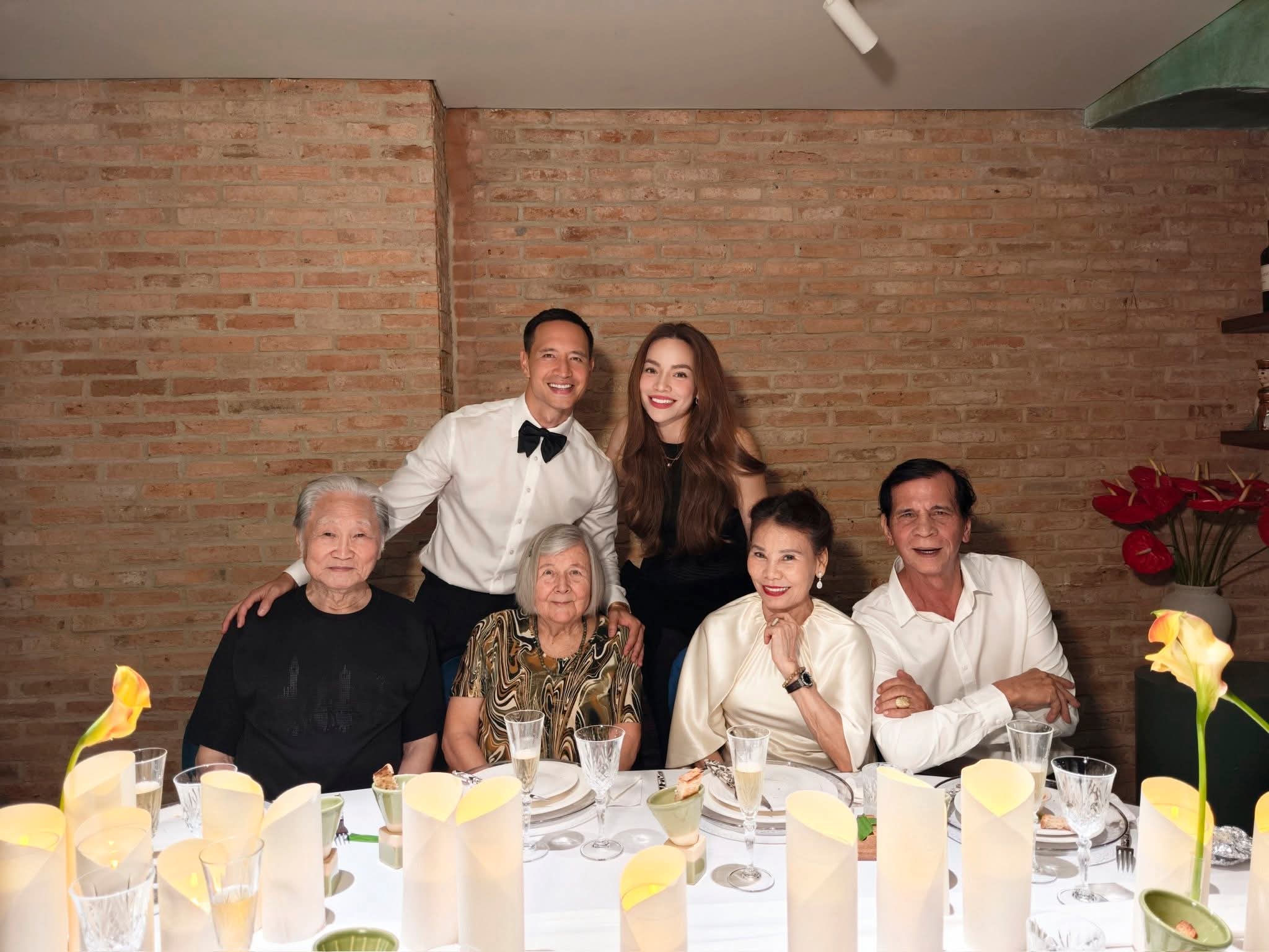 Bố mẹ luôn đồng hành với Hồ Ngọc Hà và Kim Lý trong hành trình xây dựng tổ ấm.