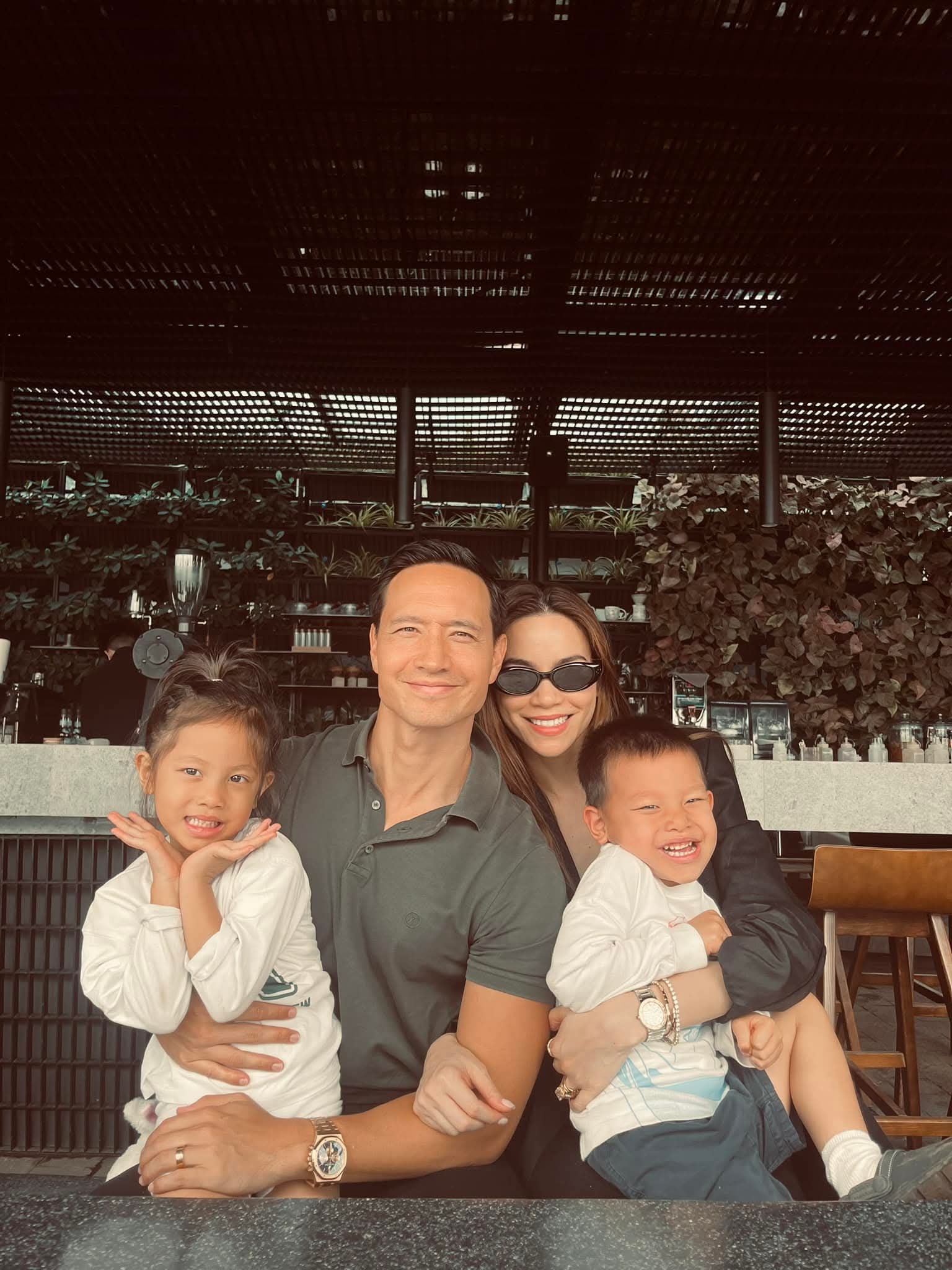 Kim Lý và Hồ Ngọc Hà nuôi dạy các con rất khéo léo.