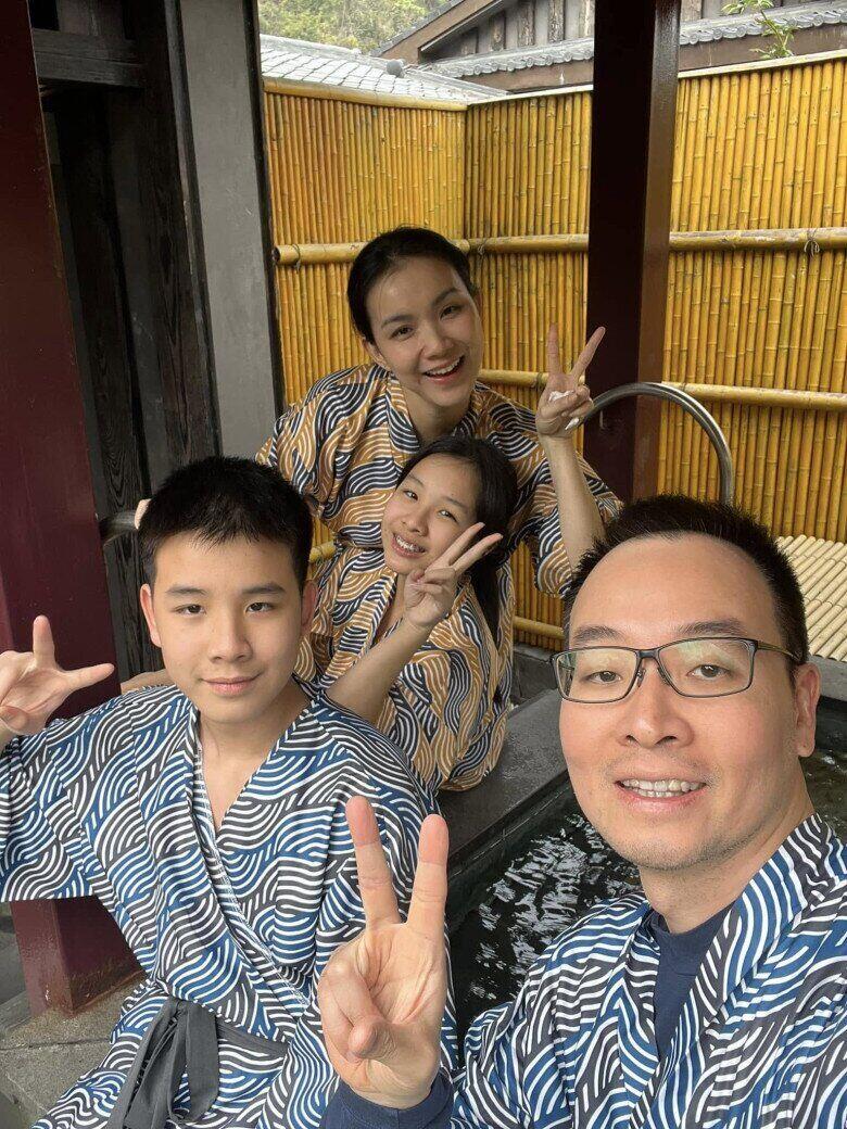 Gia đình viên mãn đủ nếp đủ tẻ của Hoa hậu Thùy Lâm và chồng Tiến sĩ.