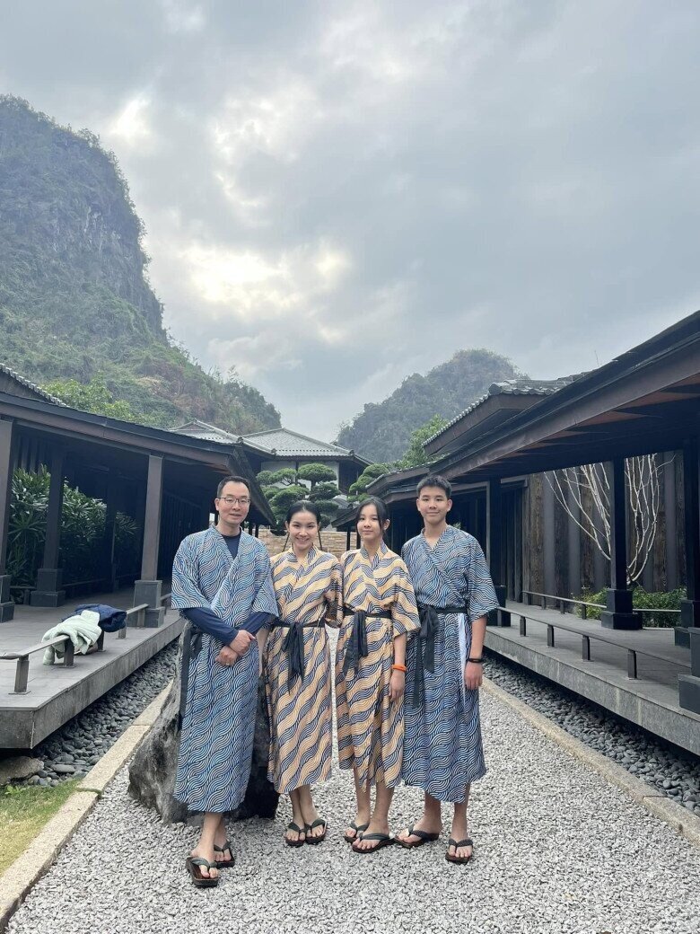 Hoa hậu Thùy Lâm hiện đang là thành viên thấp nhất nhà, mỗi lần đứng cạnh con thì đều như “bé hạt tiêu”.