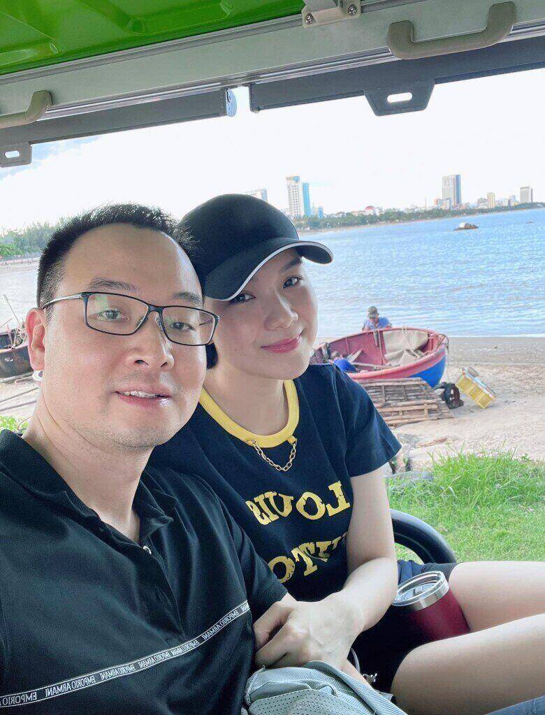 Hoa hậu Thùy Lâm cũng thường xuyên tháp tùng ông xã đi công tác.