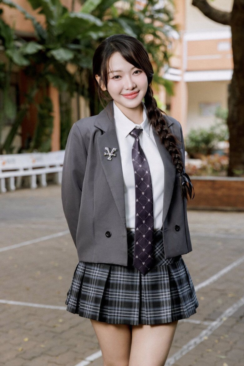 Yeolan hoạt động nghệ thuật với nhiều vai trò, có thành tích học tập rất tốt.