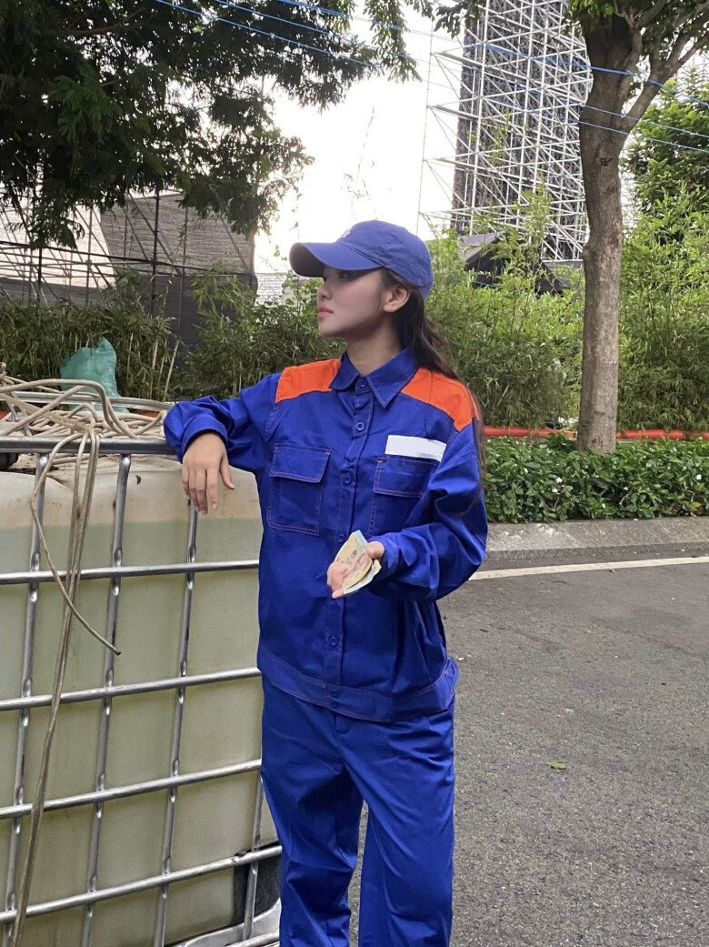 Yeolan từng mặc đồng phục nhân viên cây xăng để đi rehearsal cho concert “Em xinh say hi”.