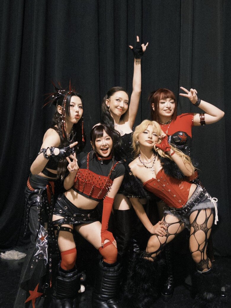 Yeolan “gây sốt” khi cùng Tóc Tiên và các đồng nghiệp trình diễn ca khúc “Rock thiệp hồng”.