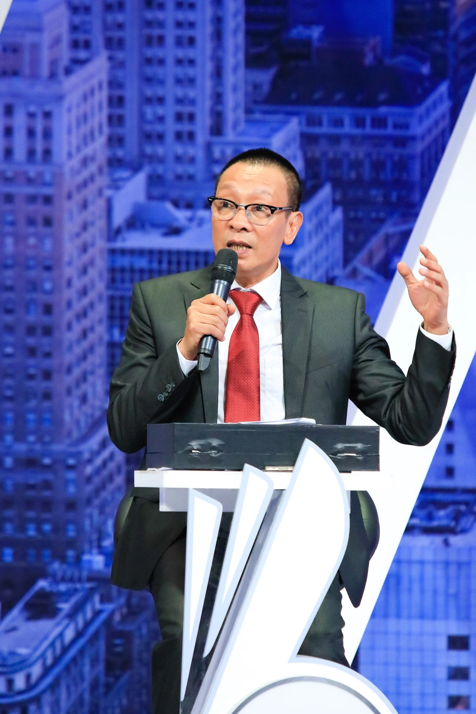 Lại Văn Sâm bén duyên với nhiều chương trình của VTV, được gọi là “MC quốc dân”.