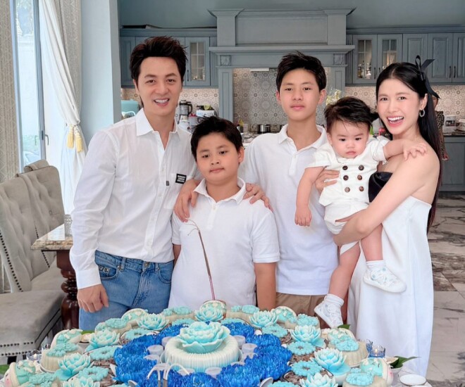 Gia đình hạnh phúc của Thủy Anh và Đăng Khôi.