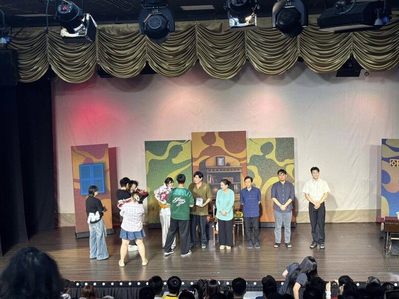 Cà Pháo mang hoa lên sân khấu chúc mừng mẹ hoàn thành vai diễn.