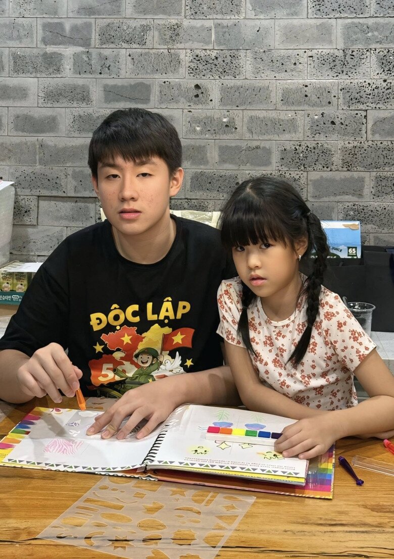 Cà Pháo ra dáng anh lớn, yêu thương và chăm sóc em gái chung nửa huyết thống.