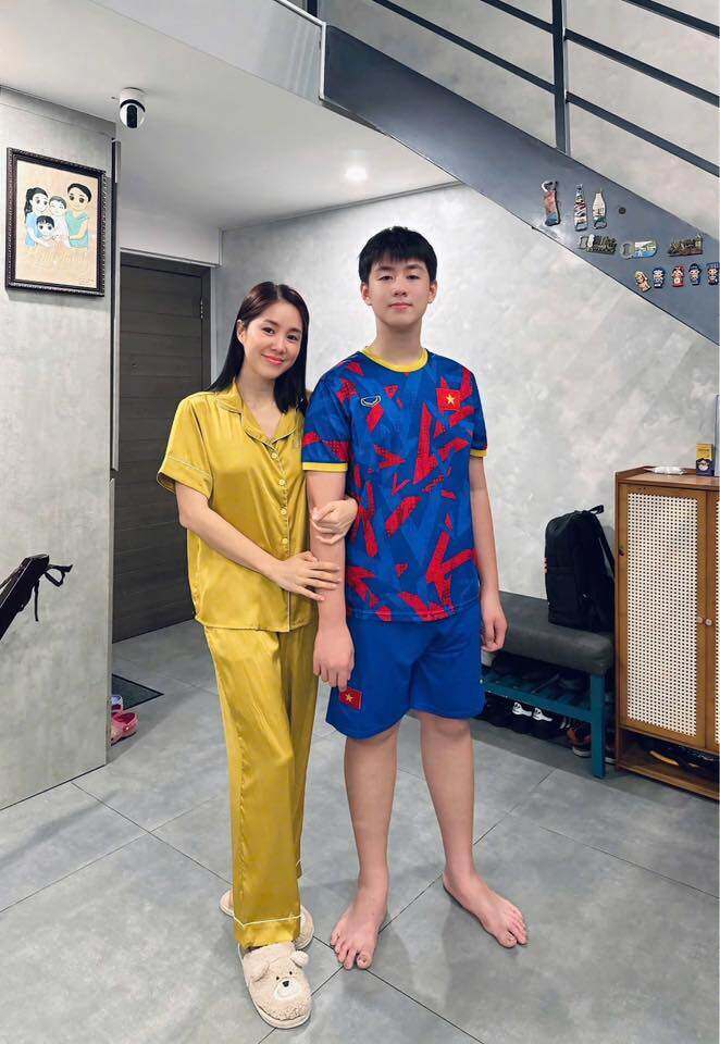 Con trai đầu lòng cao chạm ngưỡng 1m84 của Lê Phương.