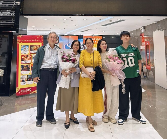 Lê Phương vui mừng chia sẻ rằng gia đình cô đã đến ủng hộ vở kịch mà cô tham gia diễn xuất.