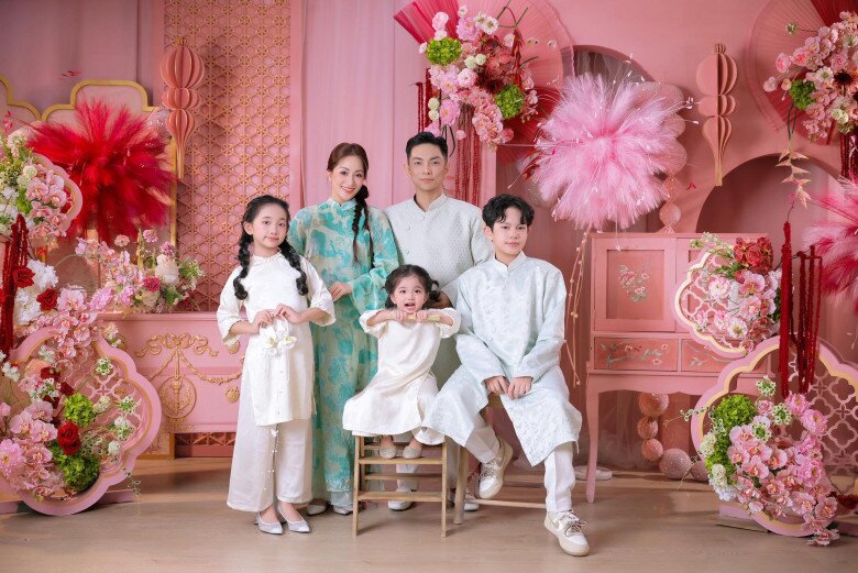 Gia đình hạnh phúc của Khánh Thi và Phan Hiển khiến nhiều khán giả ngưỡng mộ.