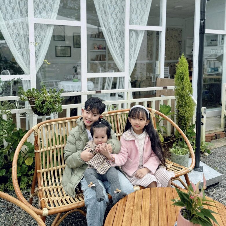 Cặp đôi nuôi dạy con trong điều kiện tốt nhất, cho học ở trường quốc tế.