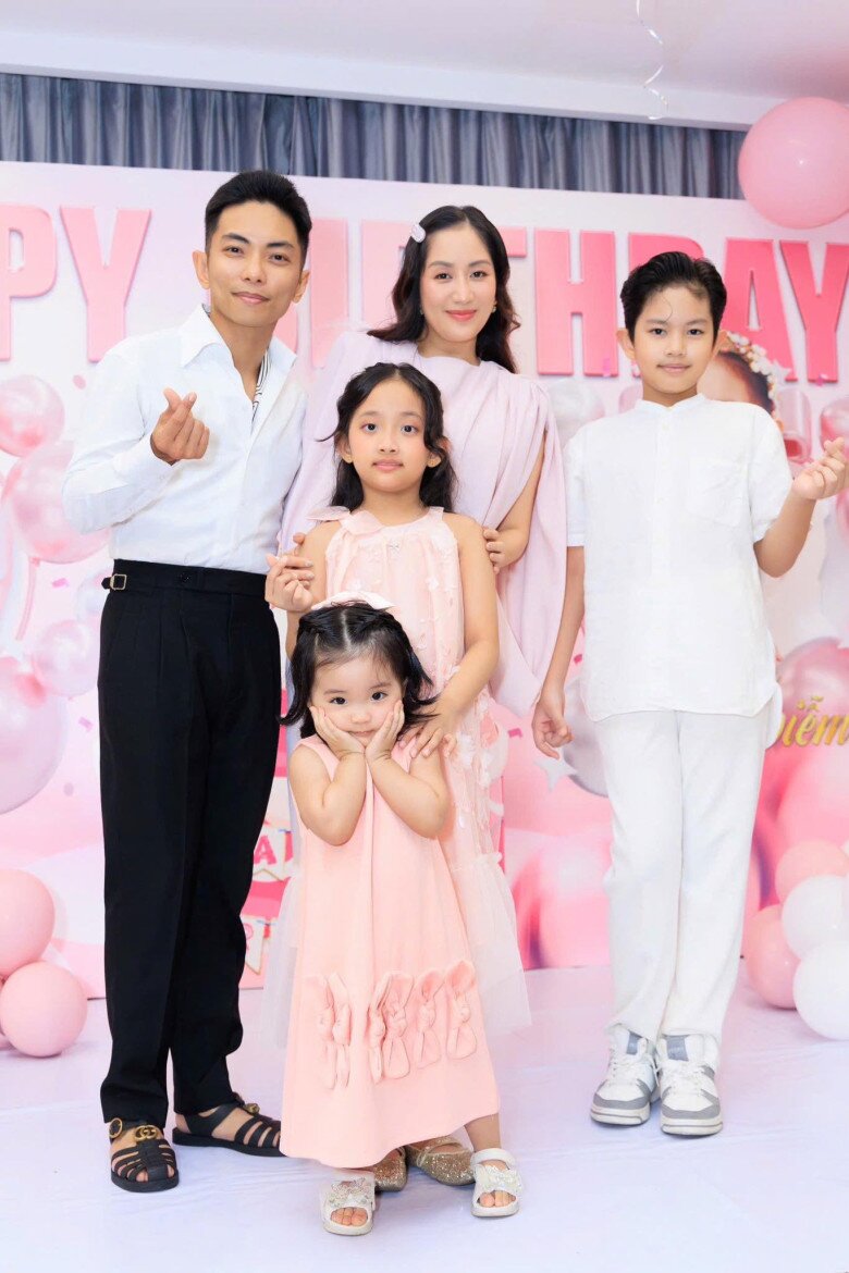 Vợ chồng Khánh Thi và Phan Hiển thoải mái chia sẻ chuyện con cái lên mạng xã hội.