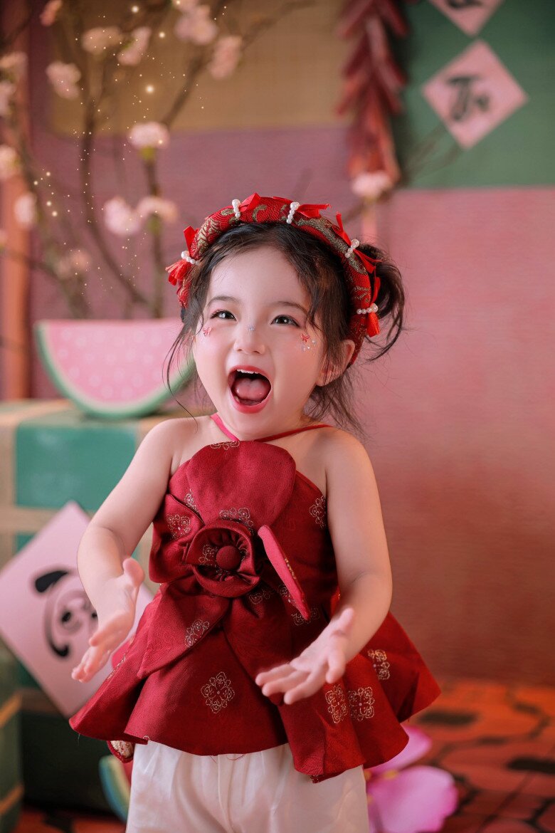 Bé Lisa thừa hưởng trọn vẹn nét đẹp từ bố mẹ, được nhận xét đẹp như tranh vẽ AI.