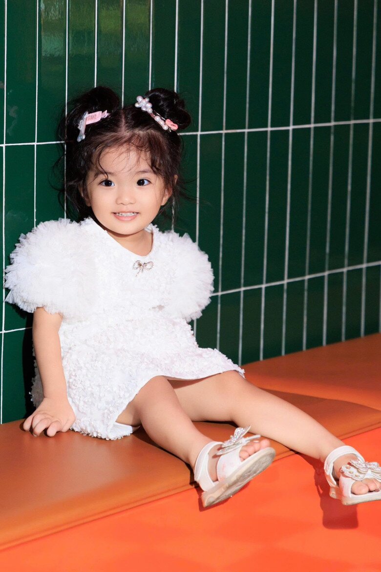 Ngoại hình xinh xắn, đáng yêu của bé Lisa được khán giả yêu mến, khen ngợi hết lời.