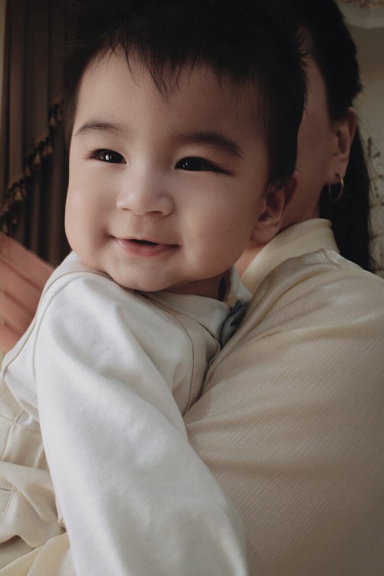 Bé Panda sở hữu đôi mắt biết cười, đáng yêu như 1 thiên thần nhỏ.