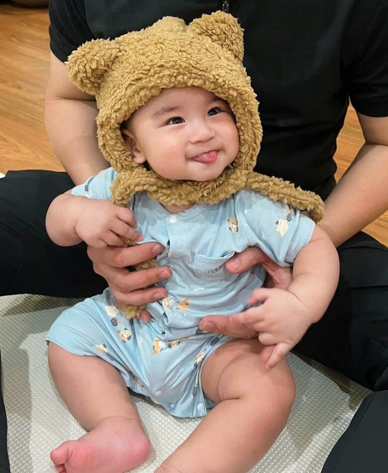 Bé Panda rất hợp tác với Mai Ngọc, khiến mẹ rất tự hào.