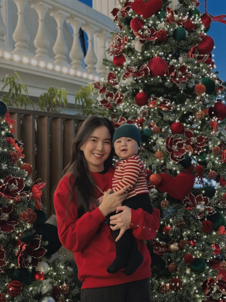 Mai Ngọc tự hào khoe quý tử có tính cách rất thân thiện, gặp ai cũng cười ríu rít.