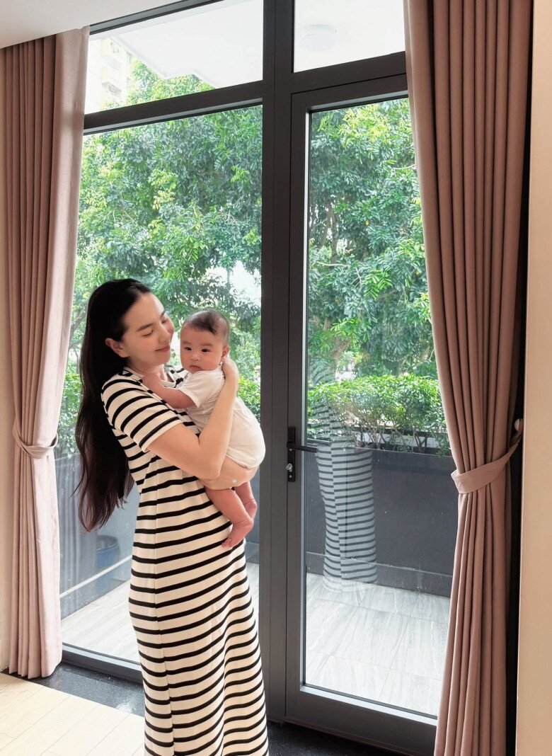 Mai Ngọc được khen ngợi chăm sóc quý tử đầu lòng rất khéo léo và khoa học.