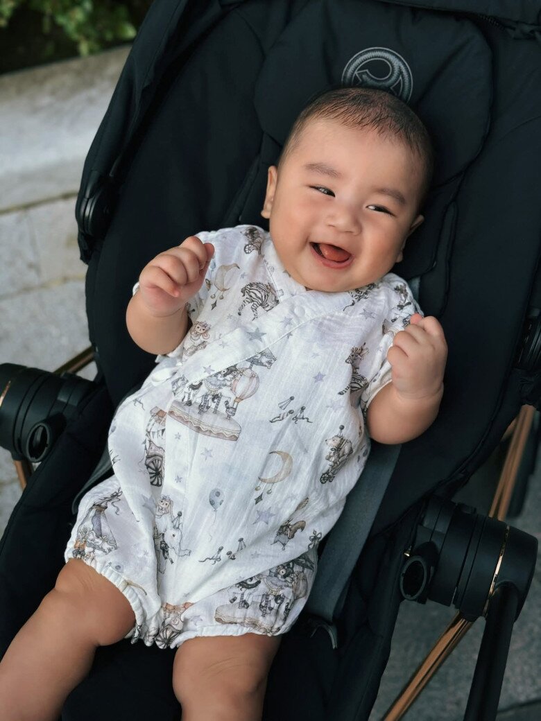 Bé Panda phát triển thể chất vượt trội nhờ được mẹ chăm sóc tốt.