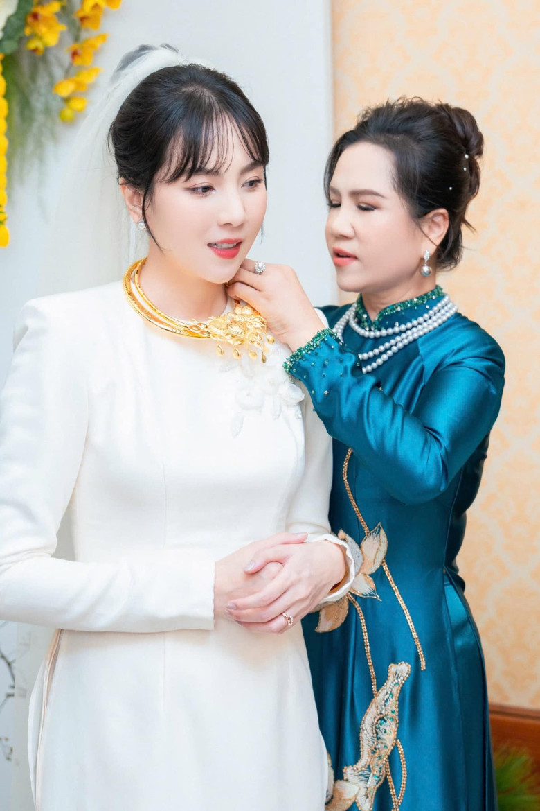 Mẹ chồng trao quà cưới cho MC Mai Ngọc trong lễ ăn hỏi.