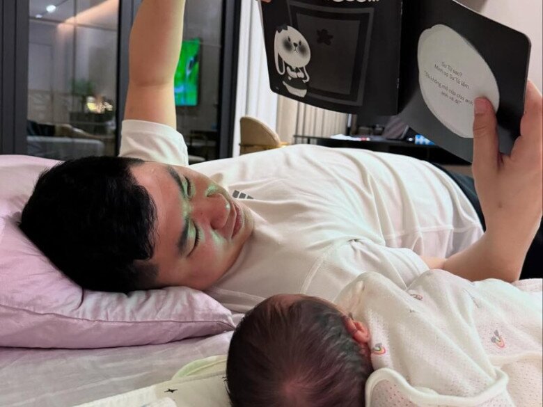 Thiếu gia Quốc Thắng phụ giúp bà xã chăm sóc quý tử Panda.