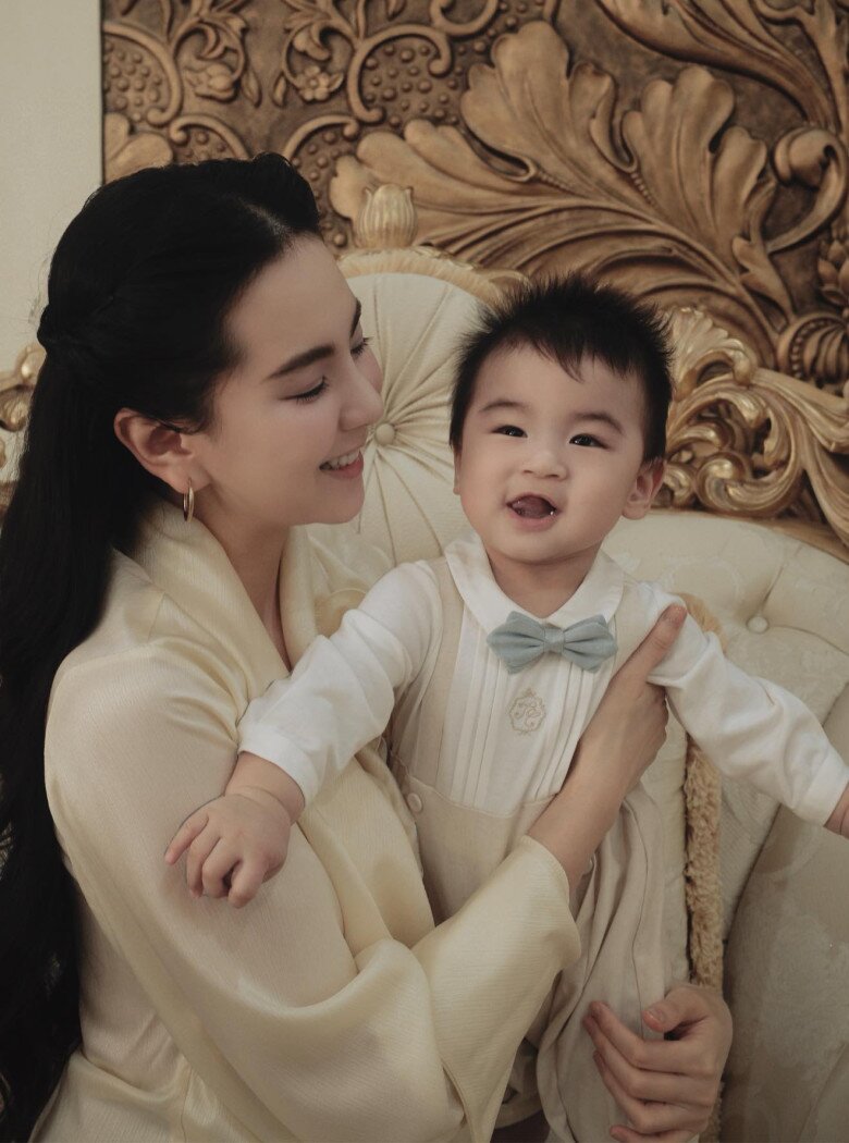 “Cô gái thời tiết” đưa con trai về quê chồng ở Bắc Ninh sinh sống.